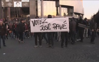 Bầu cử Pháp có kết quả, người dân Paris biểu tình