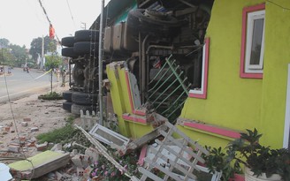 Lâm Đồng: Nửa đêm hú vía vì xe alumin tông sập 3 nhà dân