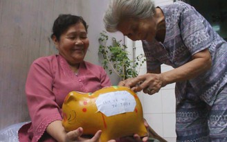 Bà cụ 75 tuổi bán bánh mì, nhặt ve chai gom tiền giúp người nghèo