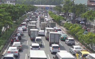 Kẹt xe tại giao lộ Phạm Văn Đồng-Nguyễn Thái Sơn
