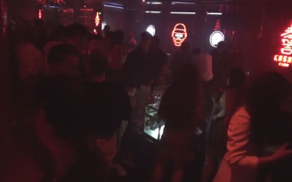 Đột kích bar Kasho, phát hiện nam thanh nữ tú đang phê bong bóng cười