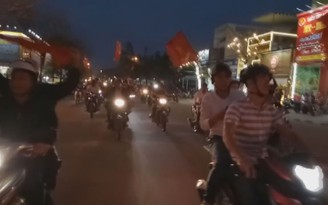 Người dân Quảng Nam rước cờ ăn mừng U.23 chiến thắng