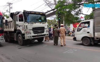 Bị xe ben cuốn vào gầm, cụ ông đi xe đạp chết thương tâm