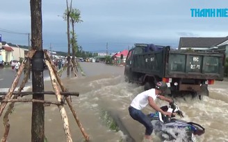 Dân Phú Quốc khốn khổ trong trận ngập kinh hoàng