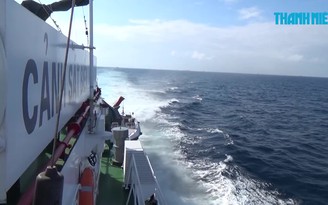 Tàu Cảnh sát biển 4037 cứu tàu cá và 8 ngư dân