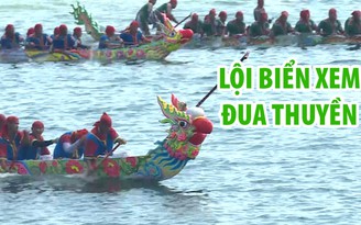 Du khách lội biển, đội nắng xem đua thuyền truyền thống ở Lý Sơn