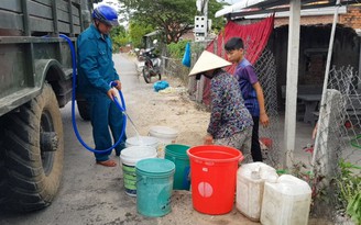 Xe nước nghĩa tình của bộ đội “giải khát” cho dân vùng hạn Phú Yên