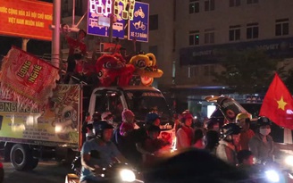 Xe ba gác, xe ben xuống phố mừng chiến thắng của đội tuyển U.22 Việt Nam