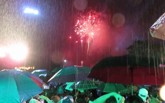 Hàng nghìn người đội mưa nhảy múa đón năm mới ở Phong Nha