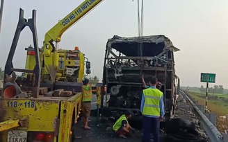 Xe giường nằm cháy rụi trên cao tốc TP.HCM - Trung Lương mùng 8 Tết