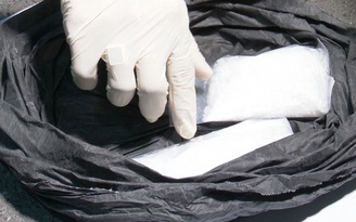 Chiếc túi màu đen bí ẩn chứa đầy ma túy trên xe Fortuner