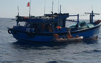 Cận cảnh SAR 412 cứu ngư dân đau ruột thừa trên biển