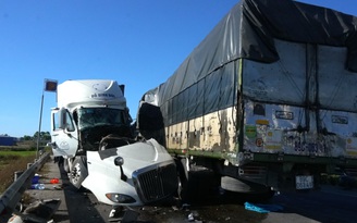 Kinh hoàng tai nạn xe tải và xe container tông nhau trên Quốc lộ 1A