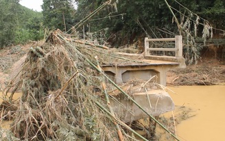 Kinh hoàng cảnh mưa lũ đánh gãy đôi cầu bê tông ở Quảng Nam