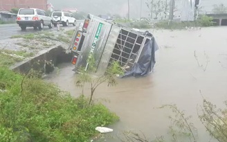 Cận cảnh xe tải bị lật khi đang lưu thông do ảnh hưởng của bão số 12