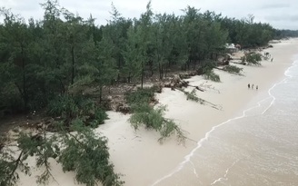 Dân kêu khổ vì bờ biển Quảng Trị sạt lở tan hoang sau bão lũ dồn dập