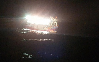 Hành trình cứu 7 ngư dân trôi dạt trong biển động