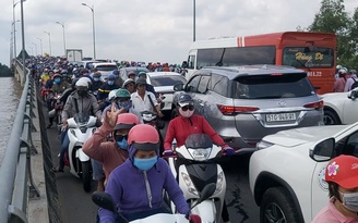 Lễ 30.4: cầu Rạch Miễu kẹt cả ngày, cao tốc TP.HCM -Trung Lương ùn tắc hơn 10km