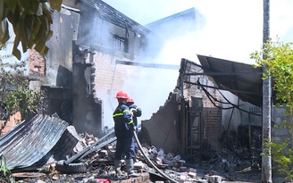 Bàng hoàng cháy lớn tại nhà kho chứa phụ tùng xe máy, cháy lan sang nhà dân