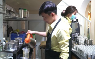 Trợ lý giám đốc pha cà phê, nhà hàng nấu cơm “tiếp sức tiền tuyến” chống Covid-19