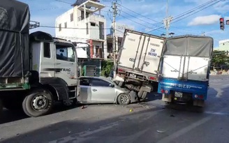 Cận cảnh hiện trường 5 ô tô tông nhau trên quốc lộ 1 ở Quảng Trị
