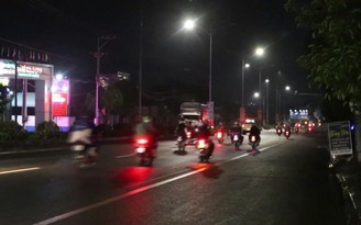 Người Bình Phước lấp ổ gà, hỗ trợ hơn 6.000 người chạy xe máy về quê