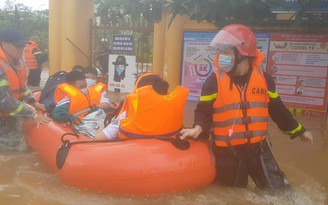 Trường học bị ngập lụt, cảnh sát dùng xuồng hơi giải cứu hàng trăm học sinh