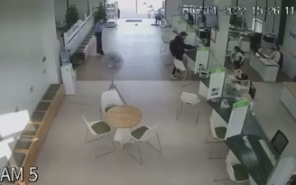Khoảnh khắc nghi phạm uy hiếp nhân viên ngân hàng Vietcombank, cướp tiền