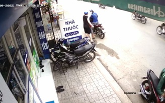 Cận cảnh 2 người đàn ông dàn cảnh lấy mất xe máy của sinh viên nhanh như cơn gió