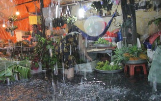 Sau cơn mưa lớn ở TP.HCM, chợ ngập nước kinh hoàng