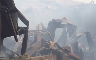 Cháy kho 4 ngày còn khói: người dân khổ sở rời nhà đi thuê trọ vì “không thở nổi”