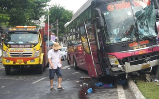 Xe khách đâm dải phân cách, "hạ gục" trụ đèn trên đường phố Đà Nẵng