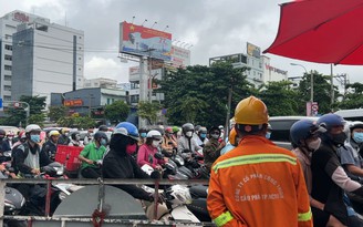Kẹt xe kéo dài, người dân ngỡ ngàng trong ngày đầu cấm xe qua cầu vượt Nguyễn Hữu Cảnh