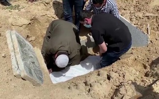 Người đào mộ ở Gaza: Covid-19 còn kinh khủng hơn chiến tranh