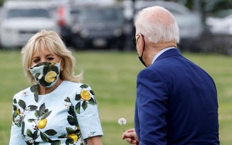Xem Tổng thống Mỹ Biden ga-lăng hái hoa tặng đệ nhất phu nhân