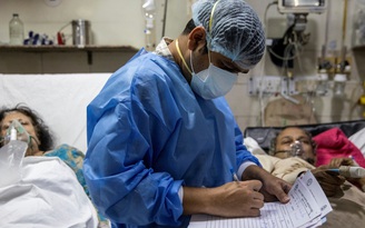 Bác sĩ trẻ đau lòng chọn người sống sót trong ca trực 27 tiếng giữa dịch Covid Ấn Độ