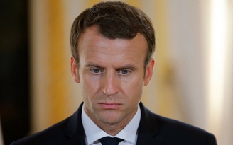 Tổng thống Pháp Macron bất ngờ bị tát vào mặt