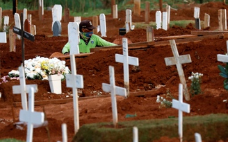 Số ca tử vong do Covid-19 tăng mạnh, thợ đóng quan tài Indonesia quá tải