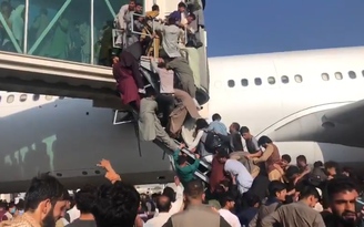 Hình ảnh hỗn loạn, thảm khốc khi người Afghanistan tìm đường di tản tại sân bay Kabul