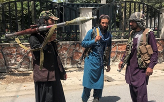 Taliban tịch thu vũ khí dân sự, sân bay Kabul tiếp tục hỗn loạn