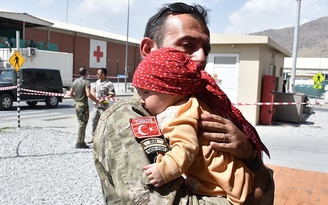 Em bé được chuyền qua rào kẽm gai sân bay Kabul hiện ra sao?