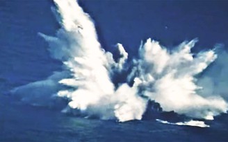 Hải quân Mỹ khoe cảnh tên lửa, ngư lôi đánh gãy đôi chiến hạm trên biển
