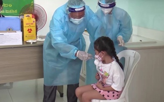 Trẻ em 6-12 tuổi ở Campuchia bắt đầu được tiêm vắc xin Covid-19