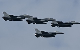 Xem chiến đấu cơ F-16V Đài Loan bay biểu diễn ra mắt