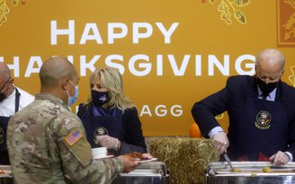 Tổng thống Biden tự tay phục vụ bữa ăn cho binh sĩ nhân Lễ Tạ ơn