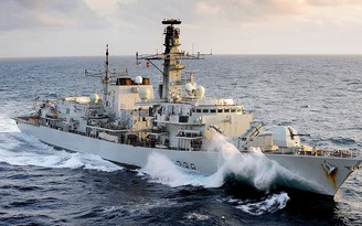 Đang theo dõi, tàu chiến Anh bị 'tàu ngầm Nga' đâm hư sonar