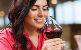 Uống rượu vang đỏ có thể giúp giảm nguy cơ nhiễm Covid-19?