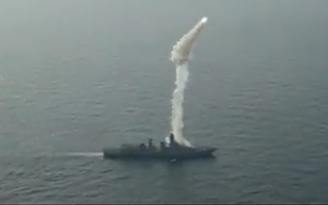 Xem tàu khu trục Ấn Độ bắn thử tên lửa siêu thanh Brahmos phiên bản đối hải