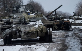 Anh nói Nga chuyển quân đến Ukraine, Tổng thống Zelensky kỷ luật 2 tướng 'phản bội'