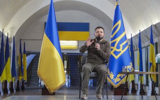 Tổng thống Ukraine chọn điểm họp báo lạ, nói 'không sợ mưu toan ám sát'
